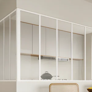 Glazen hoekbinnenraam in industriële stijl in gepoederlakt aluminium – L150 x L120 x H105 – Wit – BAYVIEW Glazen hoekbinnenraam in industriële stijl in gepoederlakt aluminium – L150 x L120 x H105 – Wit – BAYVIEW