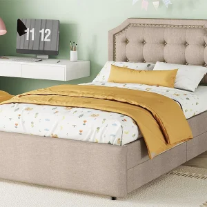 Gestoffeerd bed in linnenstof met 2 lades – 90x200cm – hoofdeinde versierd met klinknagels – Taupe Gestoffeerd bed in linnenstof met 2 lades – 90x200cm – hoofdeinde versierd met klinknagels – Taupe