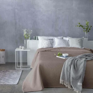 Guy Laroche Aardebruine sprei 180×270 cm Guy Laroche Aardebruine sprei 180×270 cm