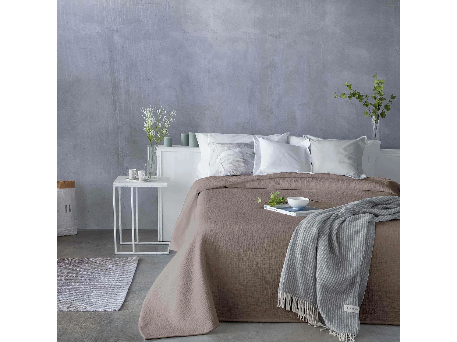 Guy Laroche Aardebruine sprei 180x270 cm