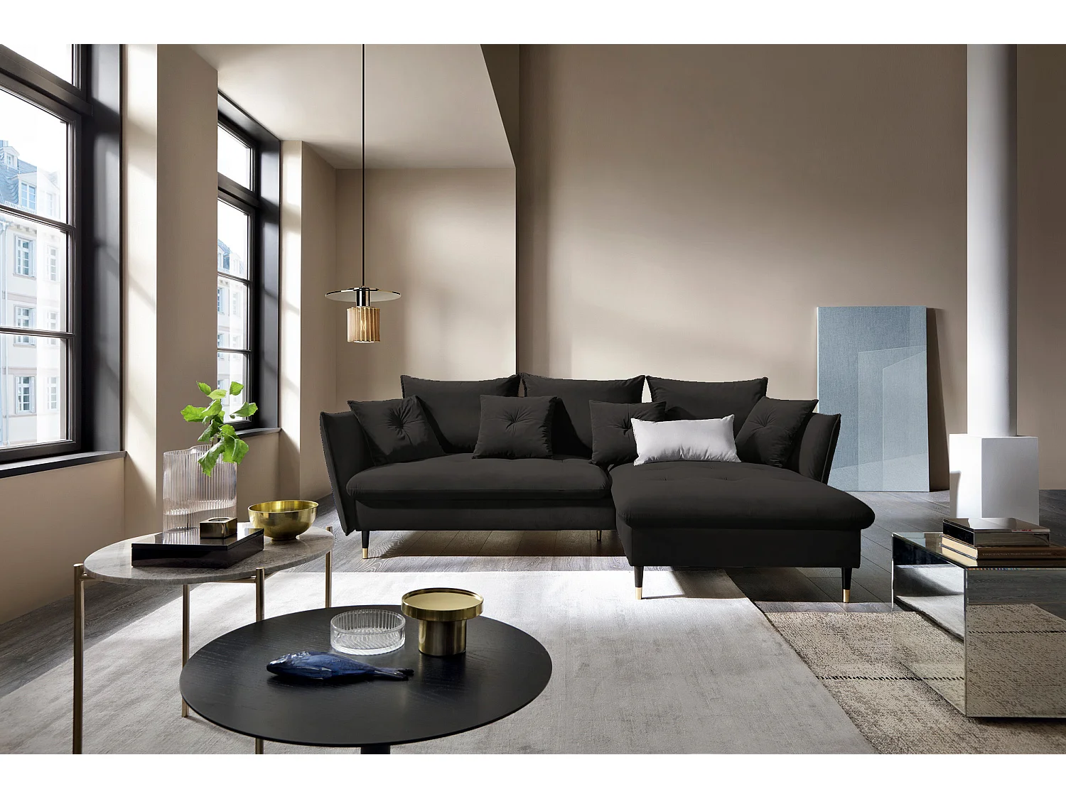 Hoekbank GLAM met slaapfunctie, ottomane & gouden poten – fluwelen bank in glamstijl met sierkussens, 258x167x91cm, Rechterkant ZWART