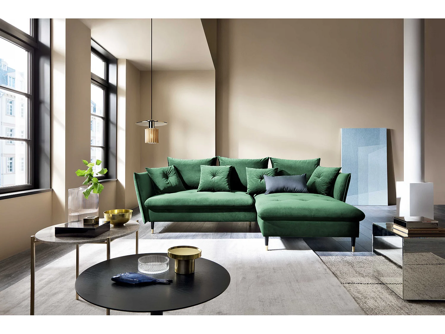 Hoekbank GLAM met slaapfunctie, ottomane & gouden poten – fluwelen bank in glamstijl met sierkussens, 258x167x91cm, Rechterkant GROEN