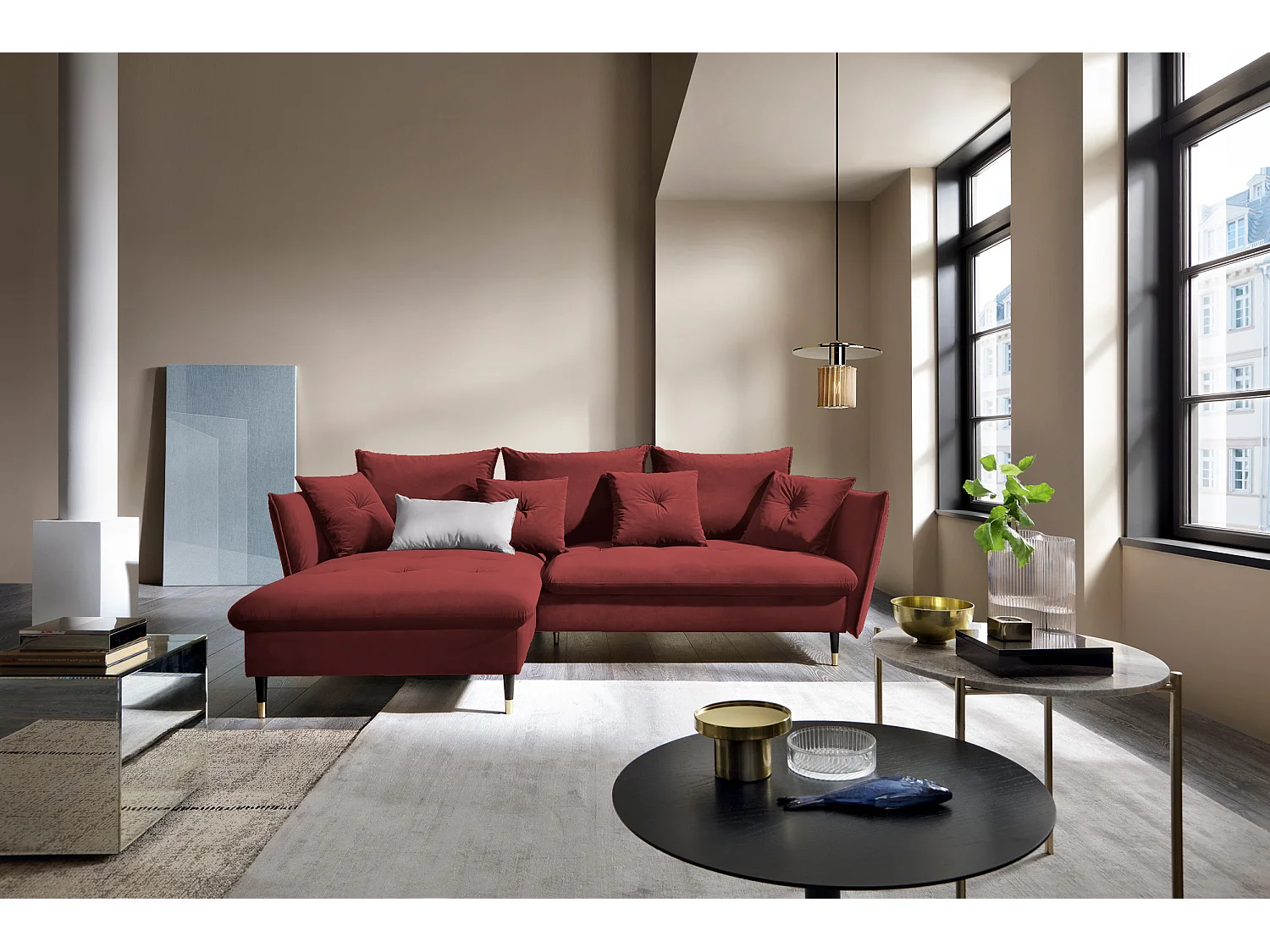 Hoekbank GLAM met slaapfunctie, ottomane & gouden poten – fluwelen bank in glamstijl met sierkussens, 258x167x91cm, Linkerkant BURGUNDY