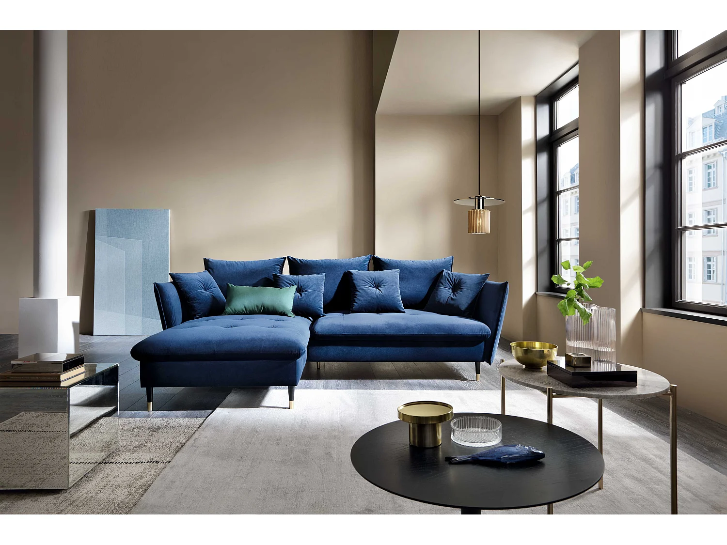 Hoekbank GLAM met slaapfunctie, ottomane & gouden poten – fluwelen bank in glamstijl met sierkussens, 258x167x91cm, Linkerkant BLAUW