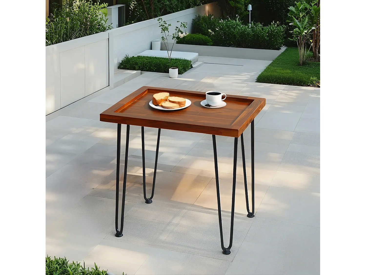 Grote salontafel in massief mahoniehout, bladmotief, poten van natuurlijk gelakte ijzeren (55,7x44,7x52,9 cm)