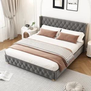 Gestoffeerd bed 140×190 cm in grijs fluweel met lattenbodem, gestoffeerde hoofdbord en decoratieve nagels Gestoffeerd bed 140×190 cm in grijs fluweel met lattenbodem, gestoffeerde hoofdbord en decoratieve nagels