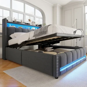 Gestoffeerd bed 140×200 cm met LED-verlichting en USB-aansluiting, hoofdeinde met planken en opbergruimte Gestoffeerd bed 140×200 cm met LED-verlichting en USB-aansluiting, hoofdeinde met planken en opbergruimte