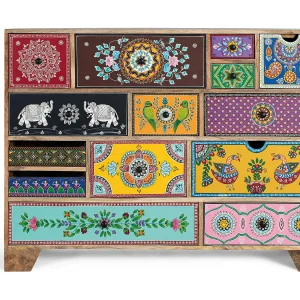 Handbeschilderde ladekast met bloemen, olifanten en geometrische figuren Handbeschilderde ladekast met bloemen, olifanten en geometrische figuren