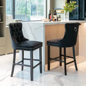 Gestoffeerde barkrukken, set van 2 Met decoratieve klinknagels en houten poten Verchroomde bekleding met klinknagels Zwarte fluwelen bekleding Gestoffeerde barkrukken, set van 2 Met decoratieve klinknagels en houten poten Verchroomde bekleding met klinknagels Zwarte fluwelen bekleding