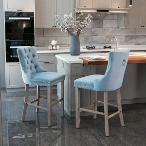 Gestoffeerde barkrukken, set van 2 Met decoratieve klinknagels en houten poten Verchroomde bekleding met klinknagels Fluwelen bekleding, lichtblauw Gestoffeerde barkrukken, set van 2 Met decoratieve klinknagels en houten poten Verchroomde bekleding met klinknagels Fluwelen bekleding, lichtblauw