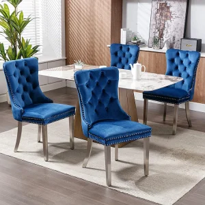 Gestoffeerde eetkamerstoel in 2 delen met poten van verchroomd roestvrij staal, spijkerkopafwerking, fluwelen bekleding, blauw en verchroomd Gestoffeerde eetkamerstoel in 2 delen met poten van verchroomd roestvrij staal, spijkerkopafwerking, fluwelen bekleding, blauw en verchroomd