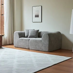 Grijze fluwelen tweezitsbank met kussens – Voor woonkamer, kantoor of appartement