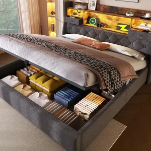 Gestoffeerd opbergbed 140x200cm – met LED – met 4 oplaadpoorten (USB/Type-C) – hoofdeinde met opbergruimte – linnen – Grijs (zonder matras) Gestoffeerd opbergbed 140x200cm – met LED – met 4 oplaadpoorten (USB/Type-C) – hoofdeinde met opbergruimte – linnen – Grijs (zonder matras)