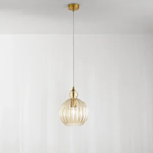 Hanglamp van geplooid cognacbruin spiegelglas en gepolijst messing, met een structuur van metaal en aluminium, E27 fitting, d.32cm h.191cm – Perenz Hanglamp van geplooid cognacbruin spiegelglas en gepolijst messing, met een structuur van metaal en aluminium, E27 fitting, d.32cm h.191cm – Perenz