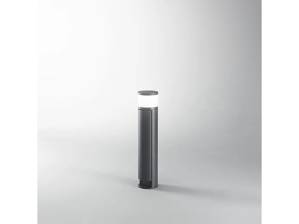 Grafietkleurige aluminium buitenlamp met geïntegreerde dubbele Schuko-fitting, diameter 10,5 cm, hoogte 48 cm, IP44-bescherming - Perenz